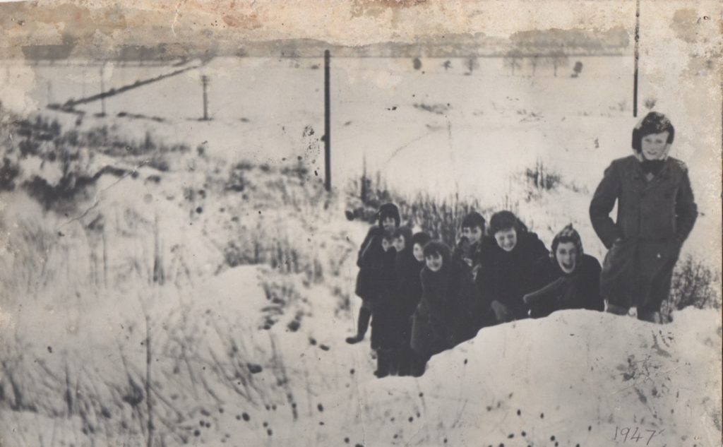 children in the snow 1947